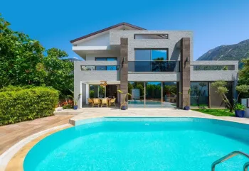 Şehir merkezine yakın satışta Hisarönü'de lüks villa
